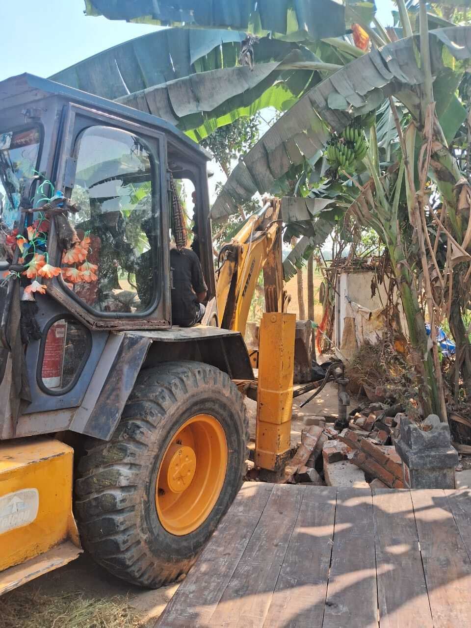 तारडीह गांव में प्रशासन ने हटाया अतिक्रमण