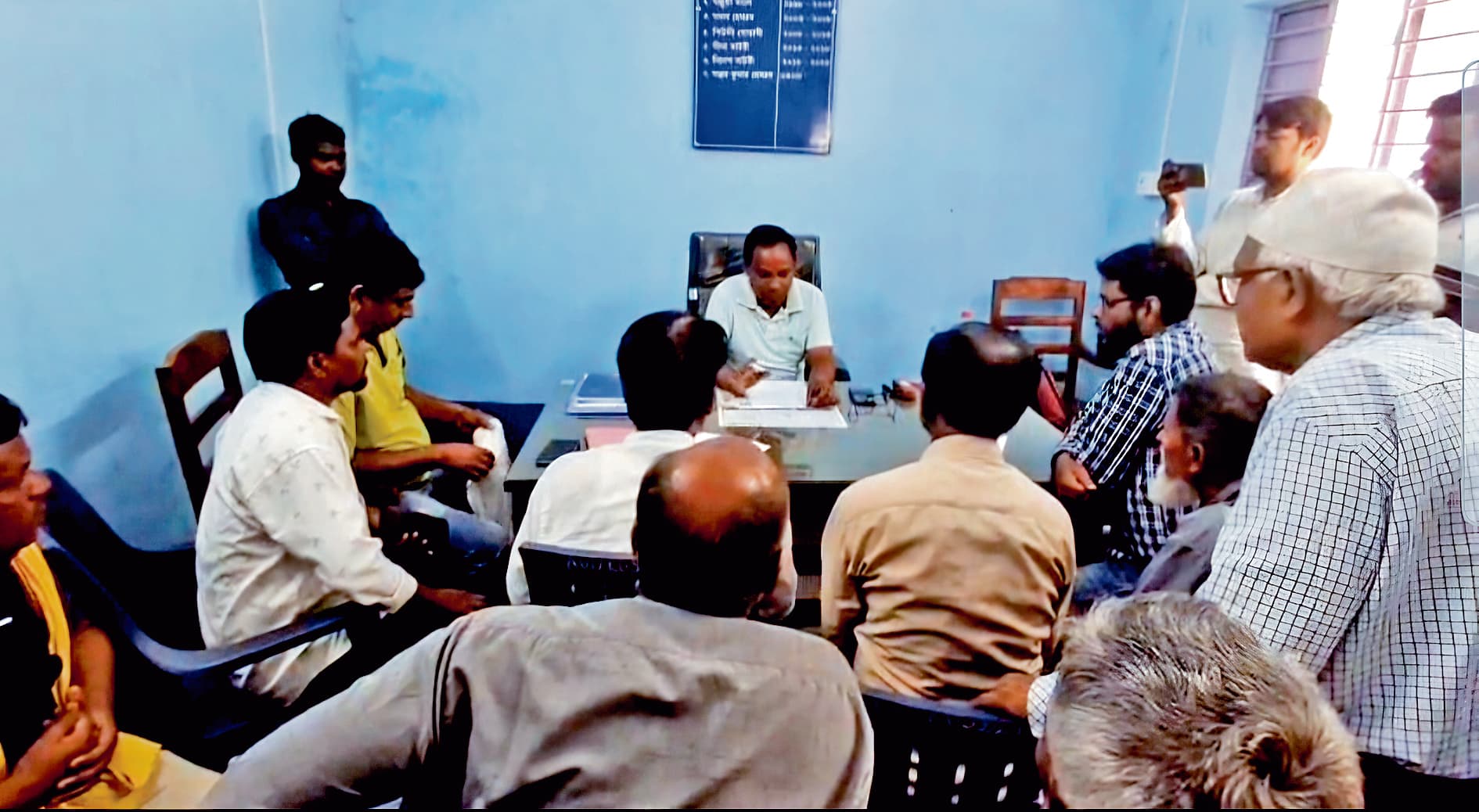 बांसड़ा कब्रिस्तान के हित में किया प्रदर्शन, फिर पंचायत को दिया ज्ञापन