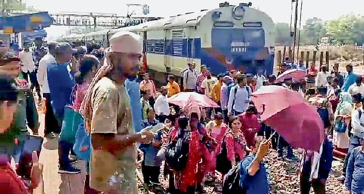 आद्रा मंडल : झांटीपहाड़ी में रेल रोक कर जताया प्रतिवाद