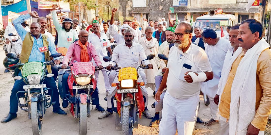 Aurangabad news. गुरारू से किसानों की बाइक रैली पहुंची रफीगंज