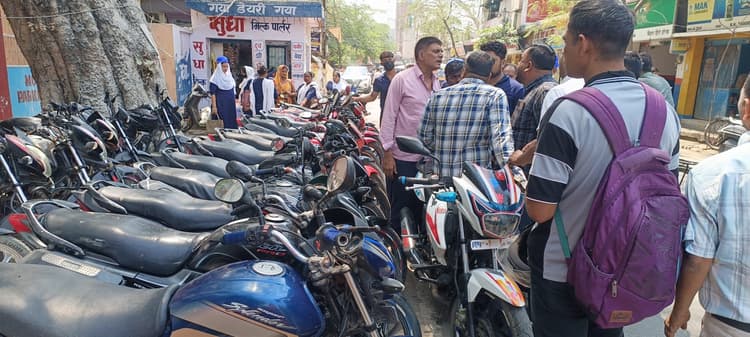 Gaya News : सड़क पर अतिक्रमण करनेवालों से वसूला जुर्माना