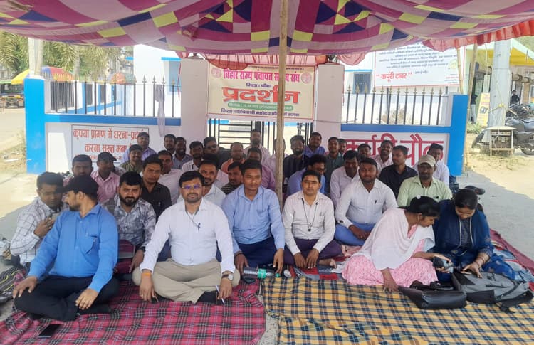 मांगों को लेकर पंचायत सचिव संघ ने दिया धरना, डीएम को सौंपा मांग पत्र