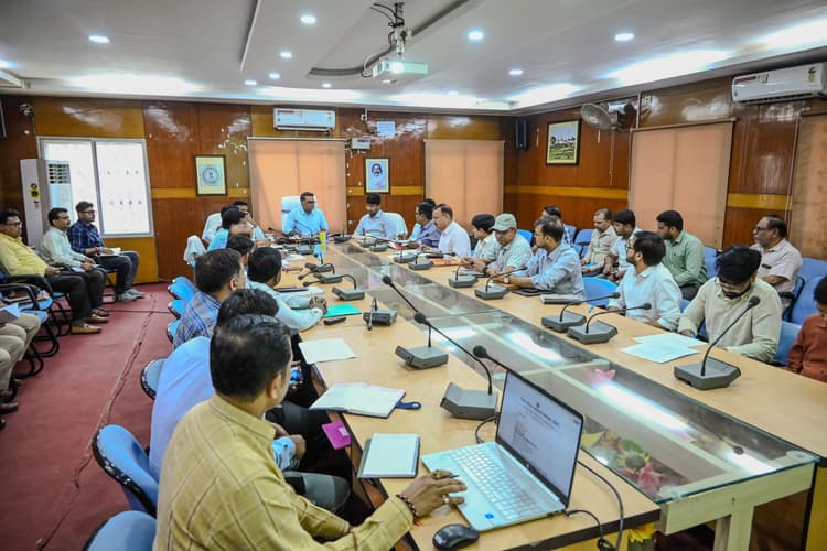 Deoghar News : यातायात व्यवस्था को करें दुरुस्त, अवैध खनन पर करें कड़ी कार्रवाई : डीसी