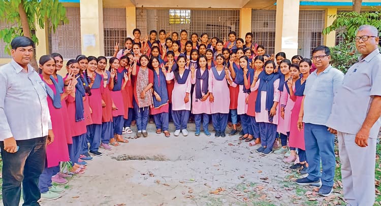 Gopalganj News : साइंस में जूली, आर्ट्स में नौशाद, तो कॉमर्स में प्रेम बने जिला टॉपर