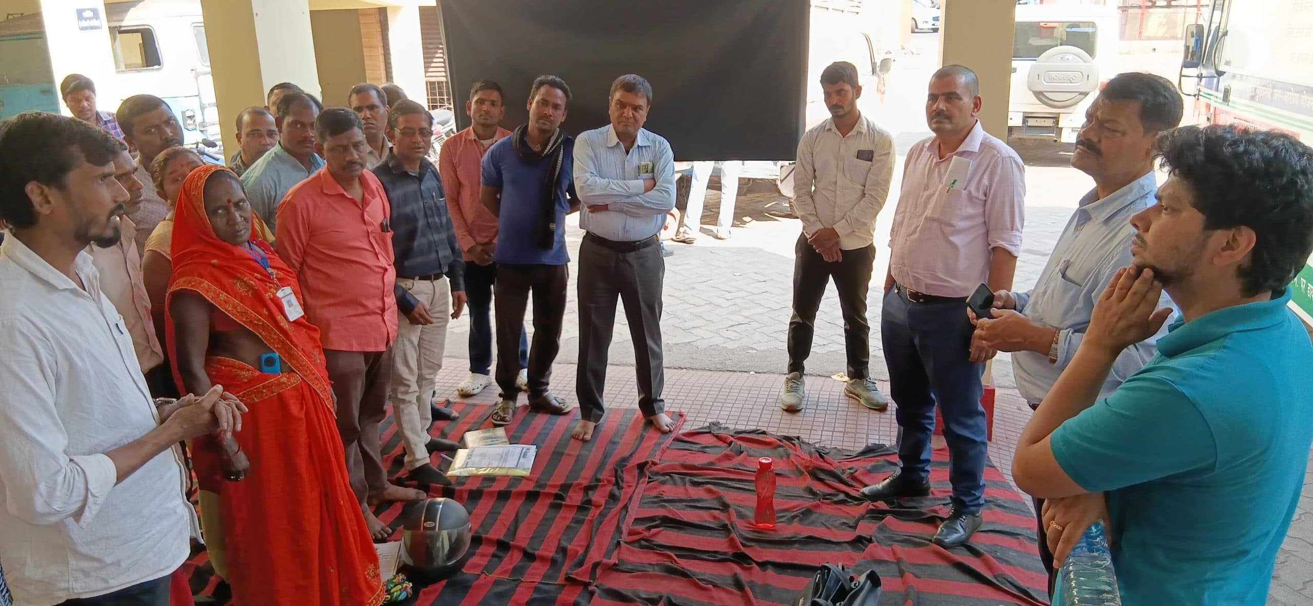 Bokaro News : आश्वासन पर नहीं माने आउटसोर्स स्वास्थ्य कर्मी, हड़ताल जारी