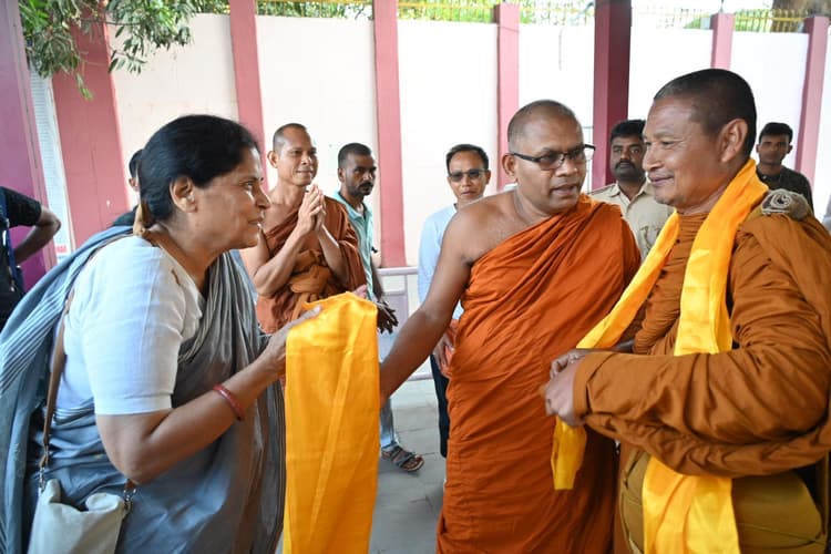 Gaya News : पदयात्री भिक्षुओं ने महाबोधि मंदिर में की पूजा-अर्चना