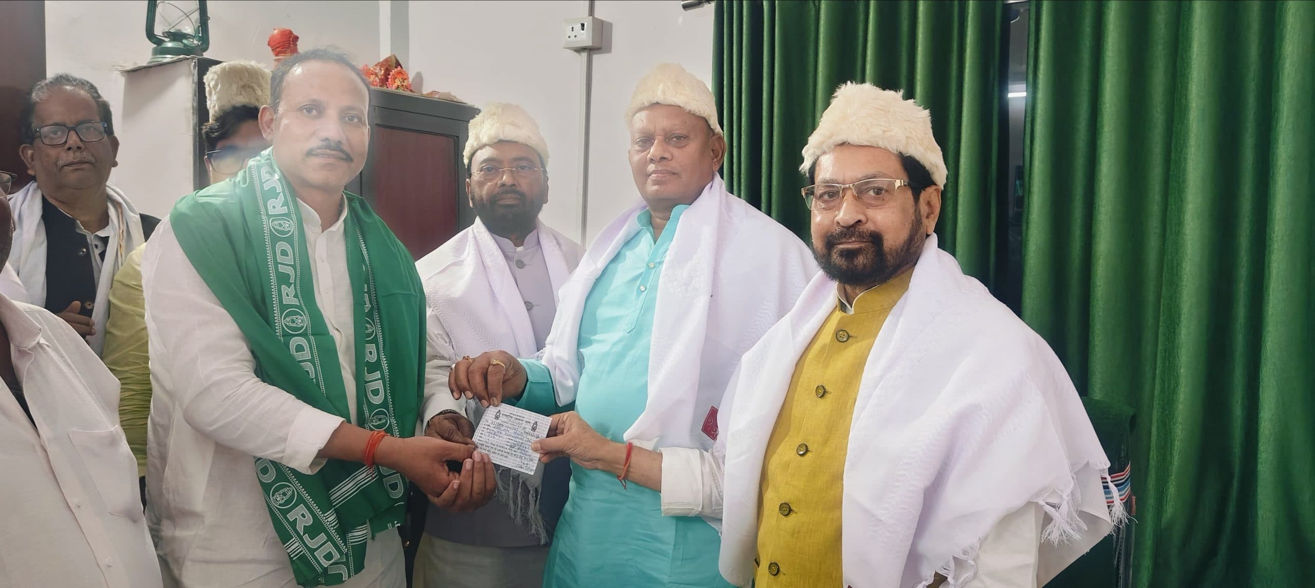 Jamshedpur News : पूर्व विधायक प्रत्याशी शंभू चौधरी ने ली राजद की सदस्यता