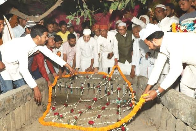 Bhagalpur news कांग्रेस नेता ने की चादरपोशी, अमन-चैन की मांगी दुआ