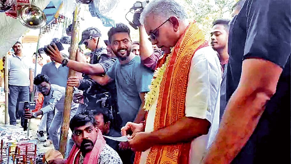 दिलीप ने खरीदी कटार, कहा इससे सब काम हो जाता है