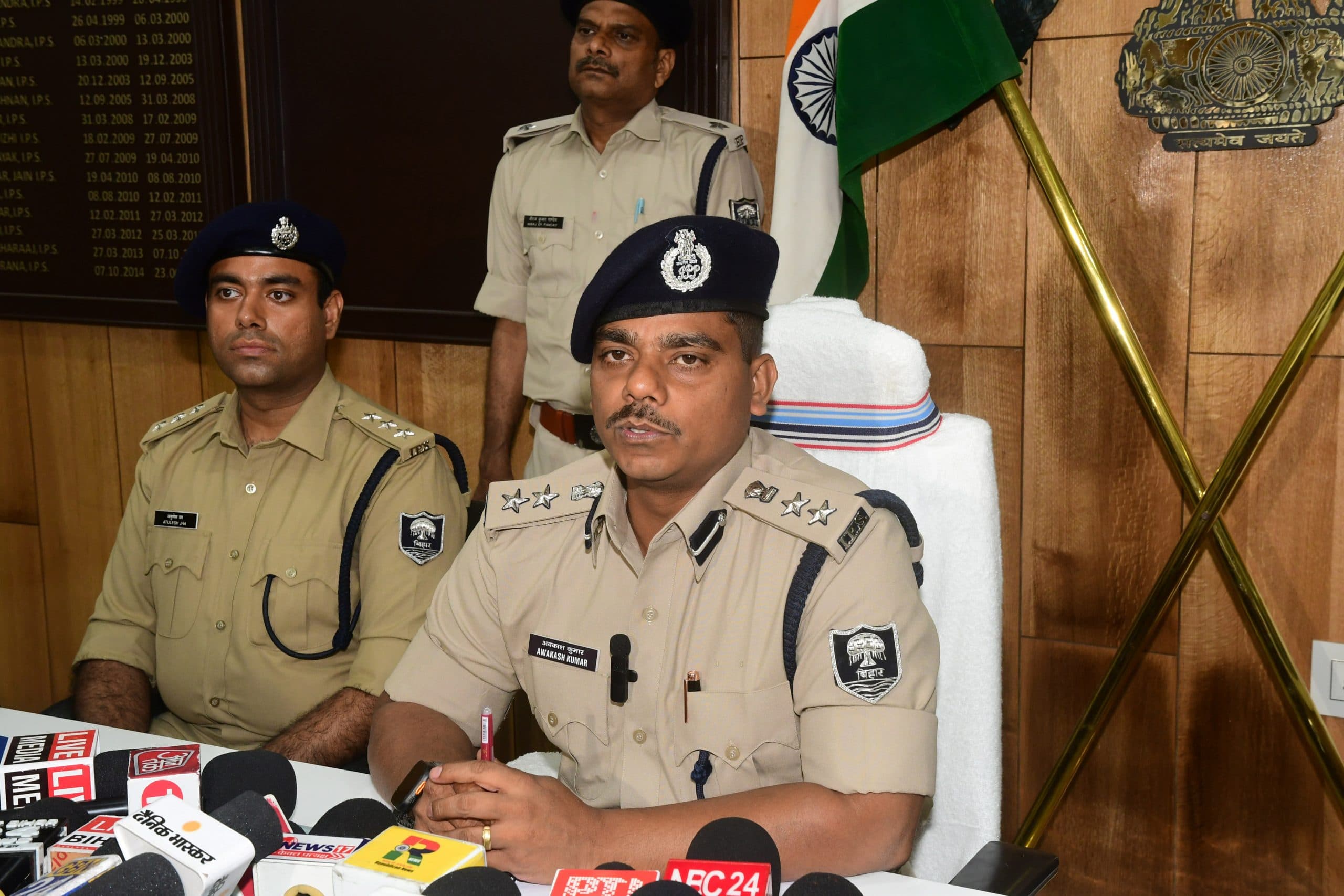 पति का चल रहा था हॉस्पिटल की महिला स्टाफ से प्रेम प्रसंग, पत्नी करती थी विरोध