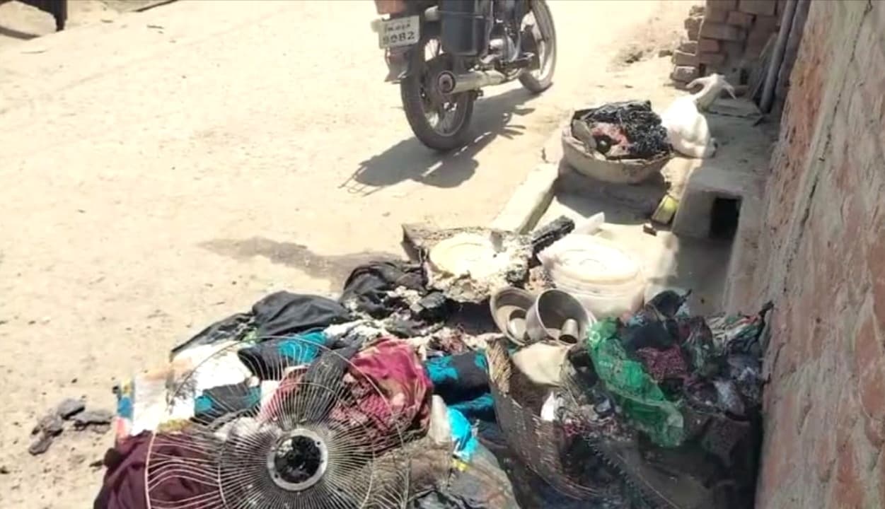 शॉर्ट सर्किट से घर में लगी आग, लाखों की संपत्ति का नुक़सान