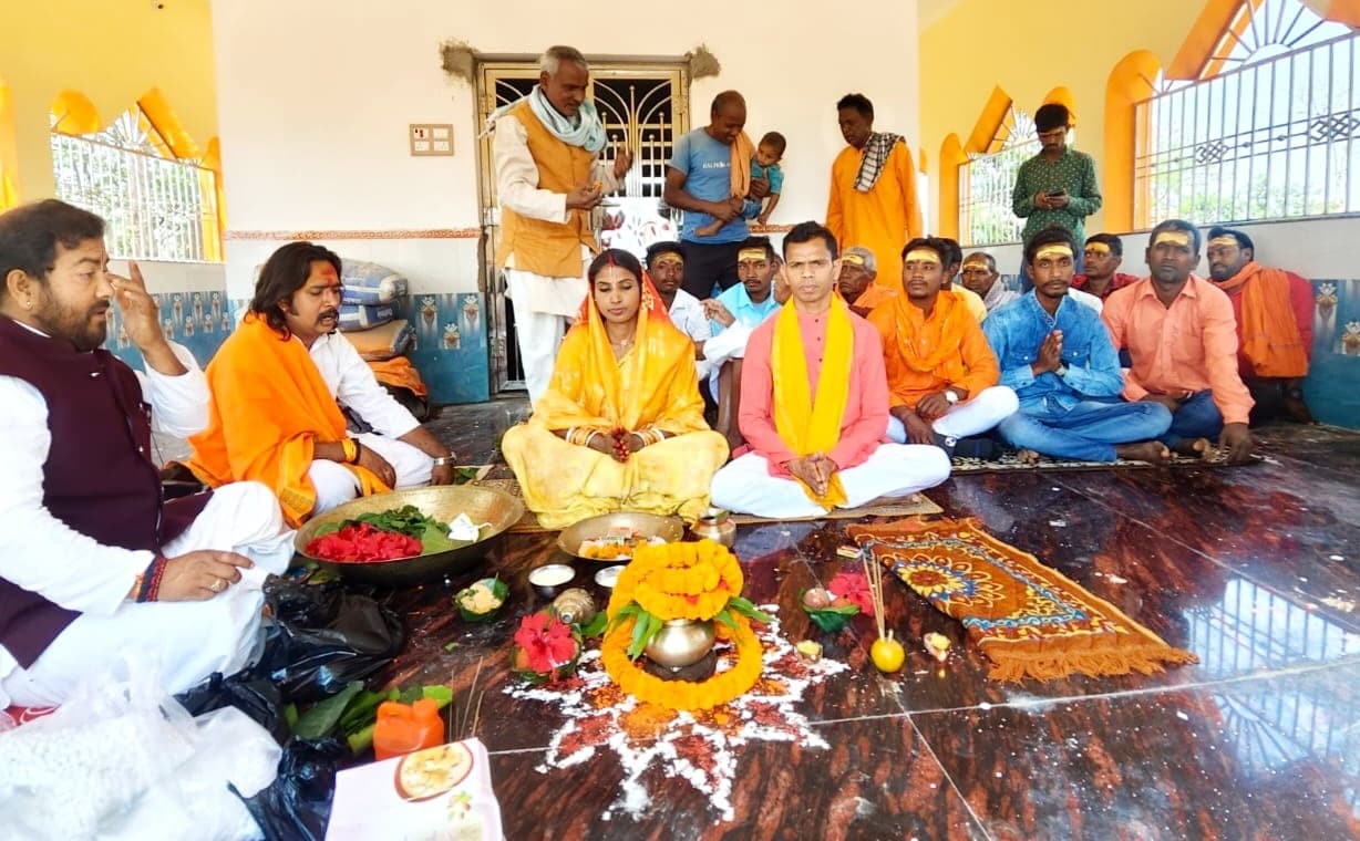 गोरहर में राधा-कृष्ण की प्रतिमा के साथ निकाली शोभायात्रा