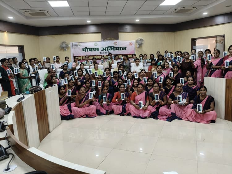 पर्यवेक्षिकाओं और सेविकाओं को मिला स्मार्ट फोन