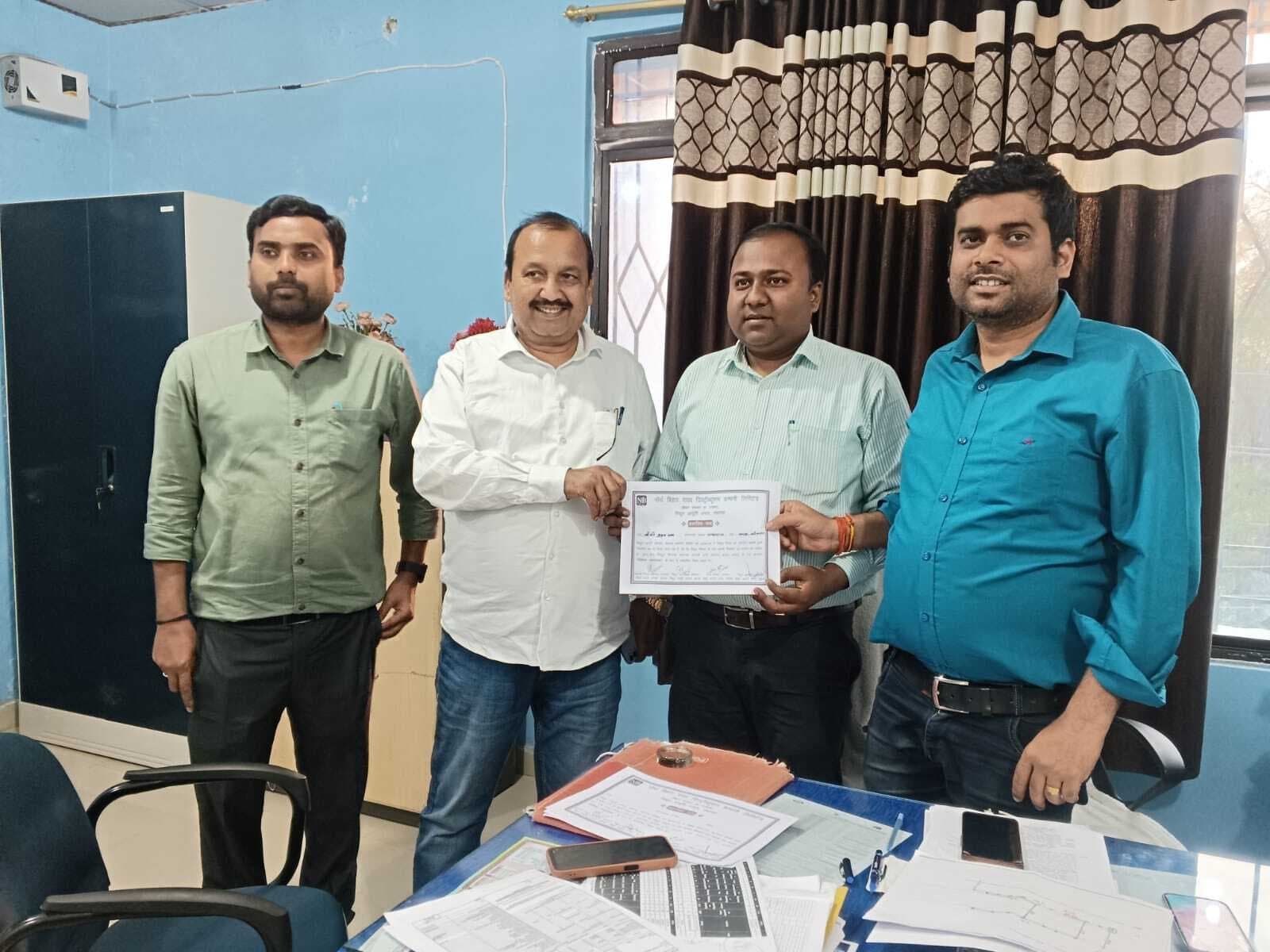 ससमय बिजली बिल जमा करने वाले जिले के 10 उपभोक्ता हुए सम्मानित