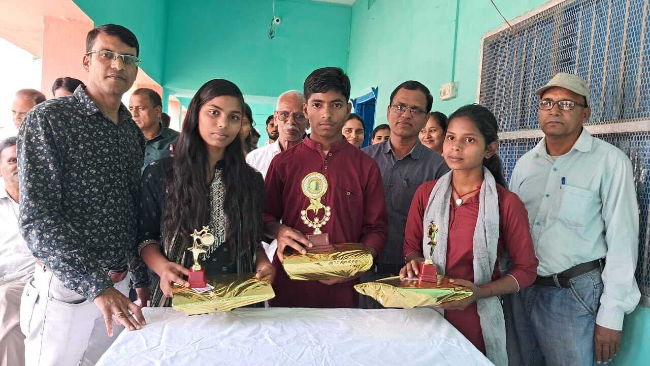 प्रोफेसर बन समाज में शिक्षा का अलख जगाना चाहता है रोशन