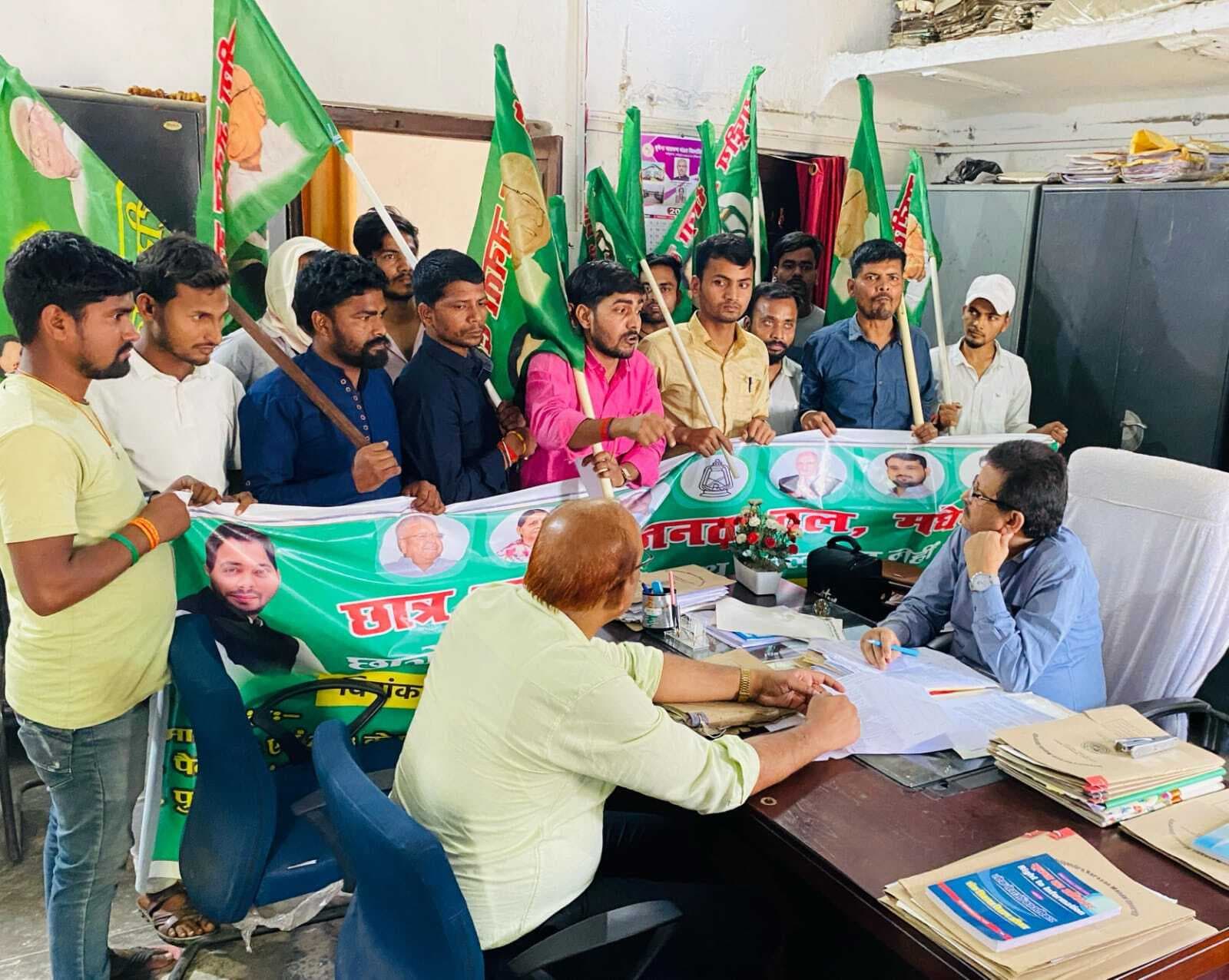 पैट-22 व 23 में पुनर्मूल्यांकन की मांग को लेकर किया प्रदर्शन