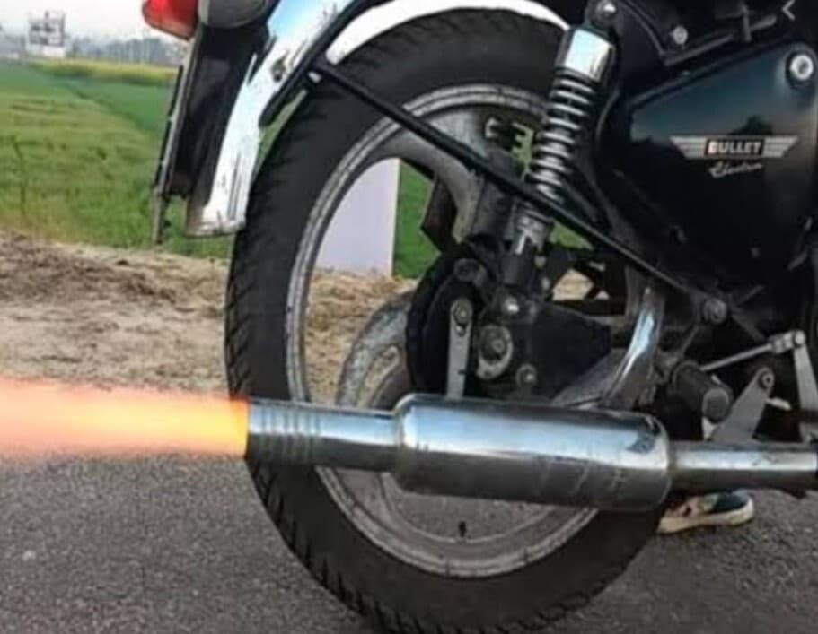 मनचले बाइक सवार साइलेंसर से निकाल रहे गोली की आवाज, मचती है अफरा-तफरी