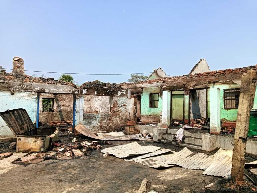 अगलगी में एक घर जला, लाखों की संपत्ति का नुकसान, पीड़ित ने थाना में दिये आवेदन