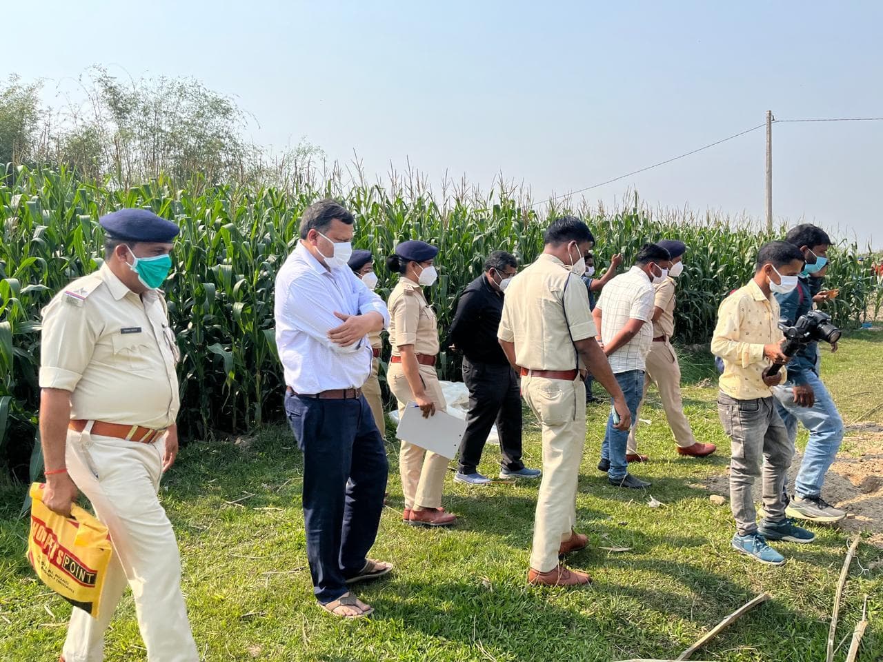 बैरिया में 26 दिनों पूर्व दफनाये गये मृतक के शव को कब्र से निकालकर पोस्ट मार्टम के लिए भेजा