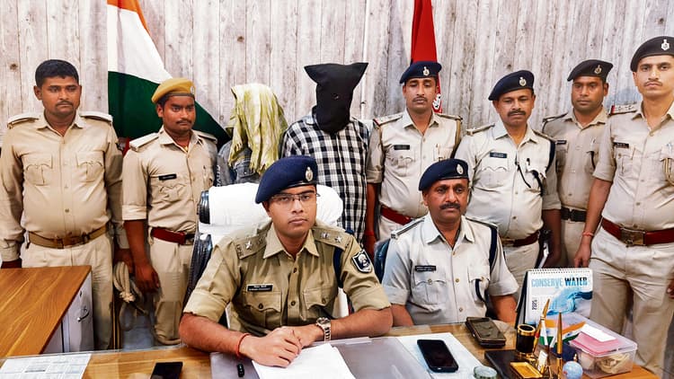 Saran News : 95 कारतूस के साथ अवैध हथियार का सप्लायर गिरफ्तार