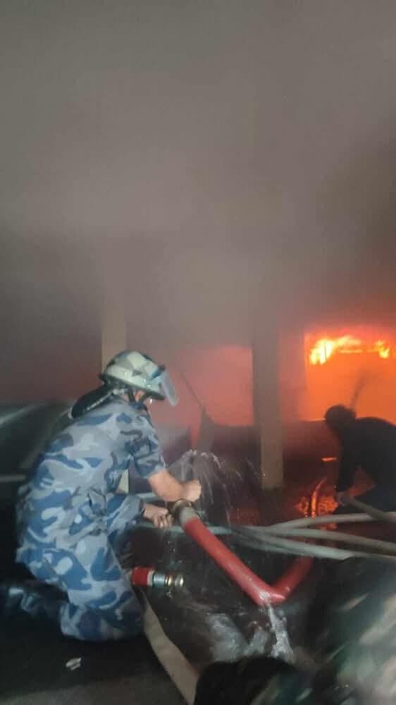 आग में फंसे लोगों को हेलीकॉप्टर से किया गया एयर लिफ्ट