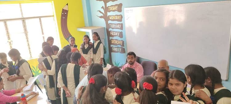 शिविर में स्कूली बच्चों ने करायी आंखों की जांच