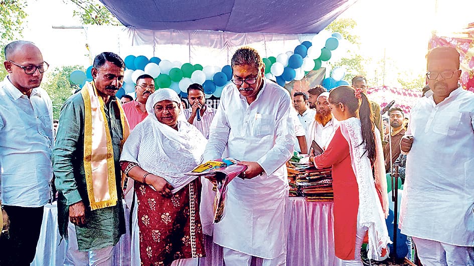 ईद से पहले रानीसायर में जरूरतमंदों को बांटे कपड़े