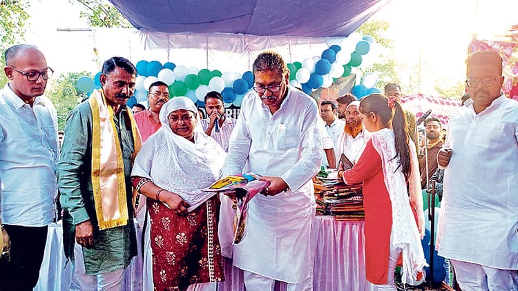 ईद से पहले रानीसायर में जरूरतमंदों को बांटे कपड़े