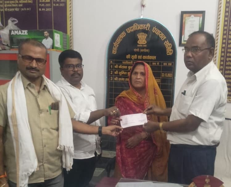 जेल में कैदी की मौत के बाद परिजन को दिया एक लाख का चेक