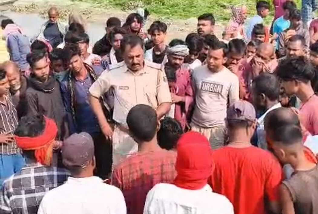 बुलाकर शराब पिलाई, ईंट से मार कर हत्या