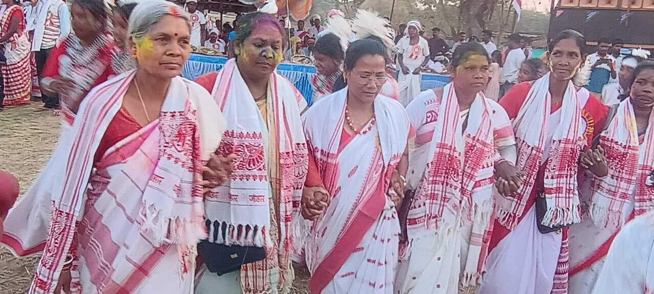 प्रखंड स्तरीय सरहुल मिलन समारोह में उमड़े ग्रामीण