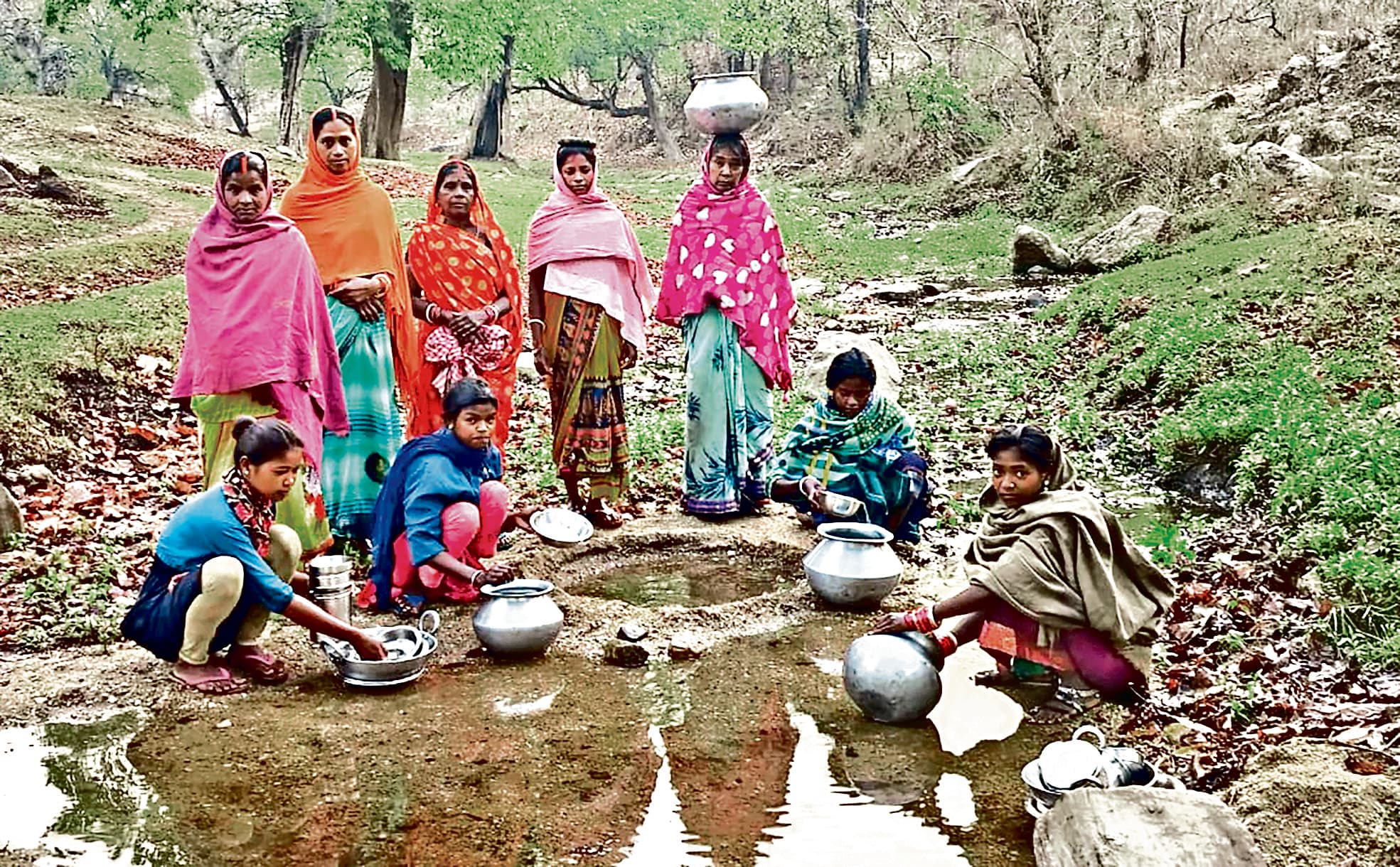 Bokaro News : डाड़ी-चुआं के पानी से प्यास बुझाते हैं मोढा गांव के आदिवासी