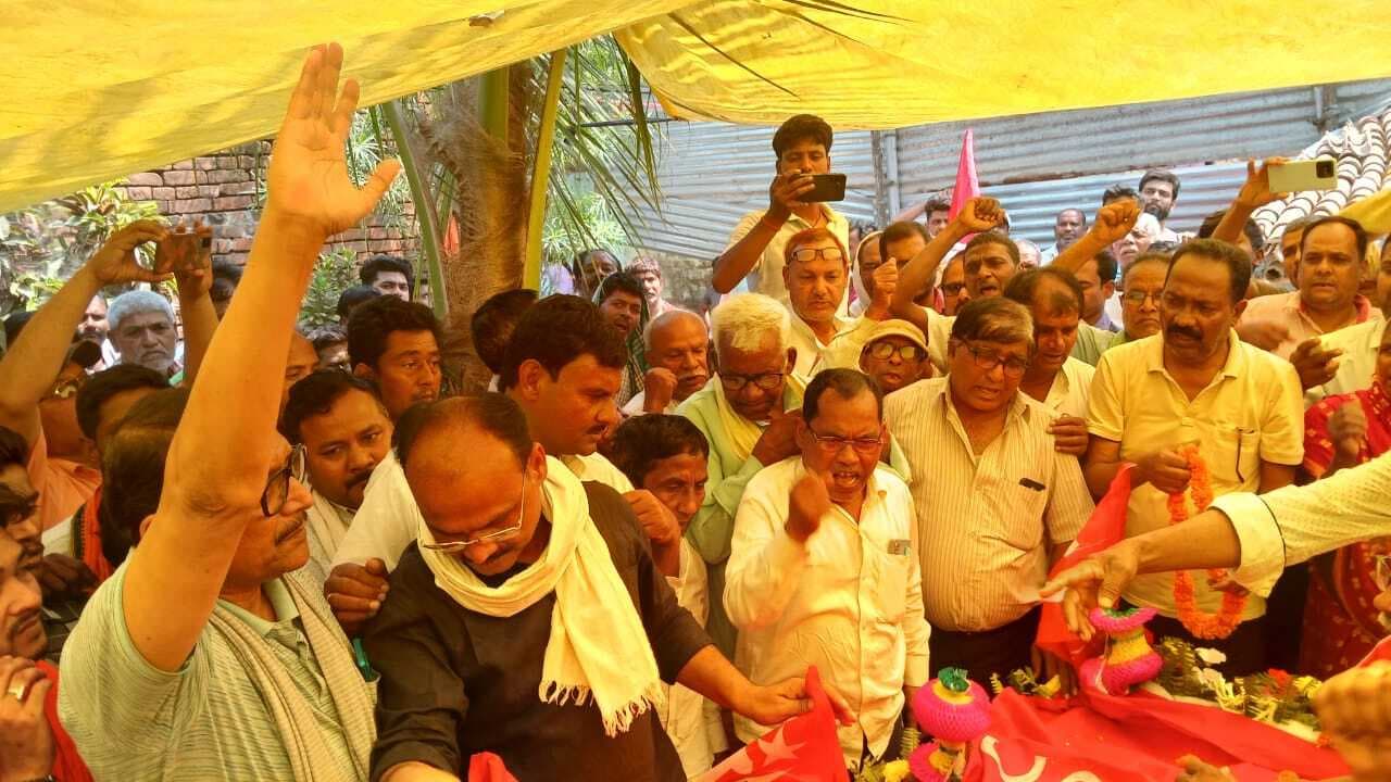 कामरेड केदार नारायण आजाद के निधन से शोक , सम्मान में पार्टी कार्यालय का झुका झंडा