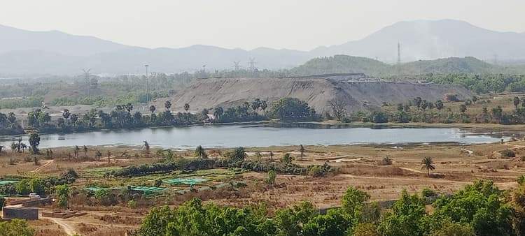 East Singhbhum News : स्लैग के साये में दम तोड़ रहा प्रकृति का अमूल्य खजाना