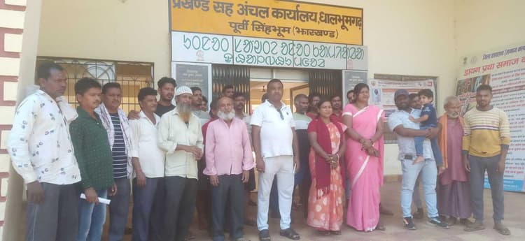 East Singhbhum News : सर! हमारी स्थिति दयनीय, फुटपाथ किनारे दुकान लगाने की अनुमति दें