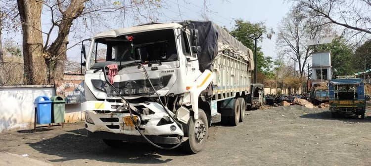 ट्रक का शीश तोड़ गिरा पास बैठा बेटा, अपनी ही गाड़ी से कुचला गया