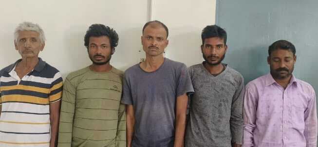 पुलिस ने पांच फरार वारंटियों को किया गिरफ्तार