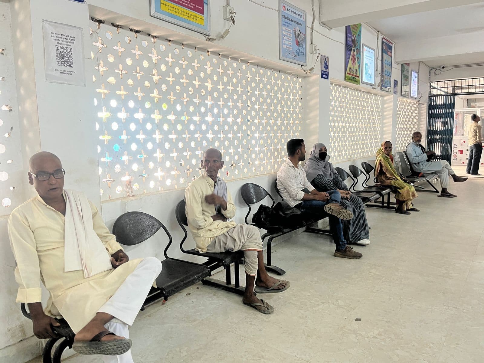 ओपीडी का चिकित्सकों ने किया बहिष्कार, मरीजों को हुई परेशानी