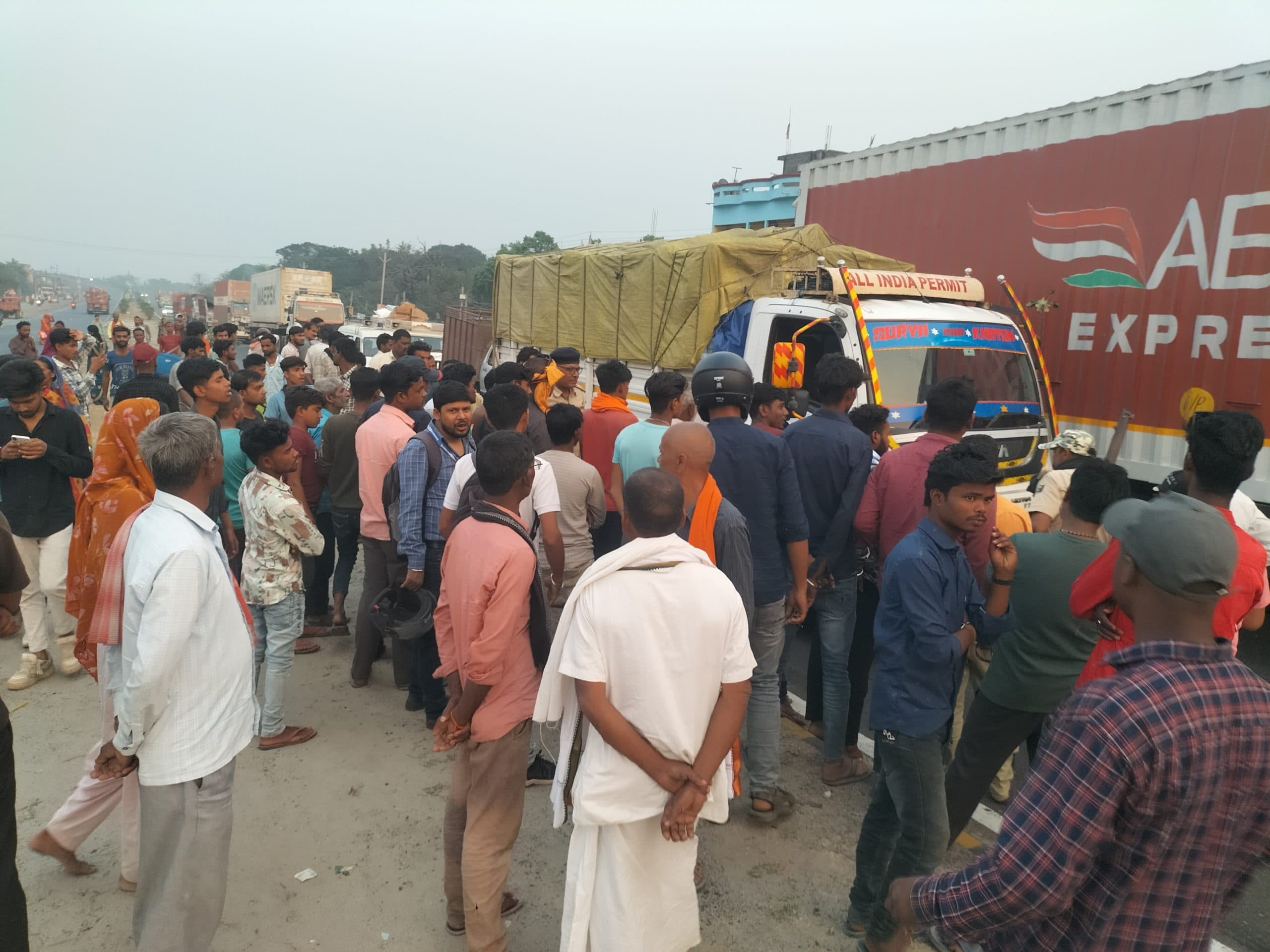 भूंसा लदे ट्रक से 1858 लीटर अंग्रेजी शराब बरामद