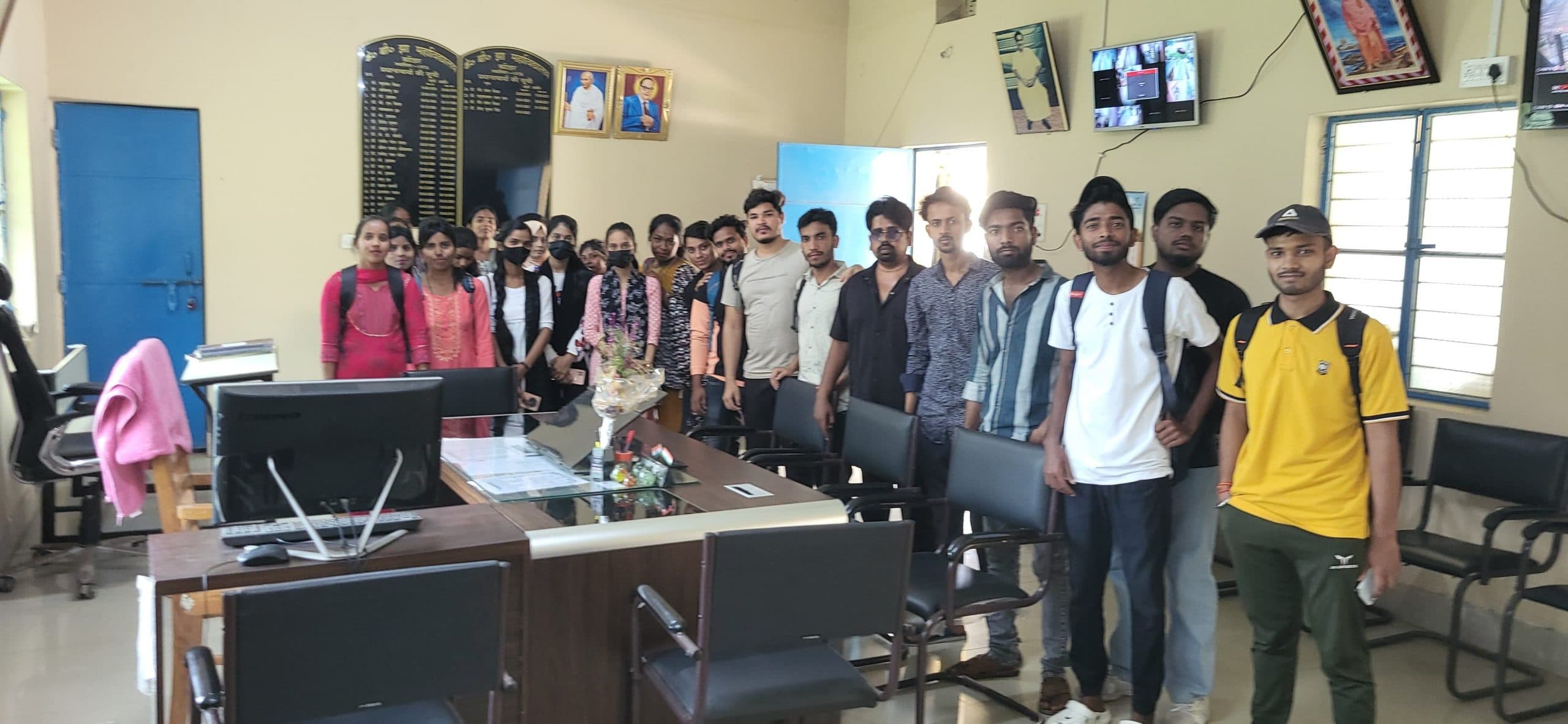 केबी झा कॉलेज में ध्वस्त व्यवस्था के विरूद्ध एकजुट हुए छात्र