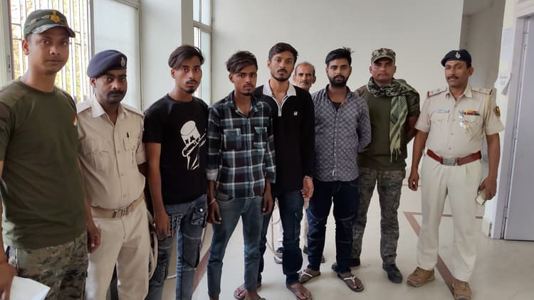 चोरी की बाइक के साथ बेचने व खरीदने वाले समेत चार गिरफ्तार