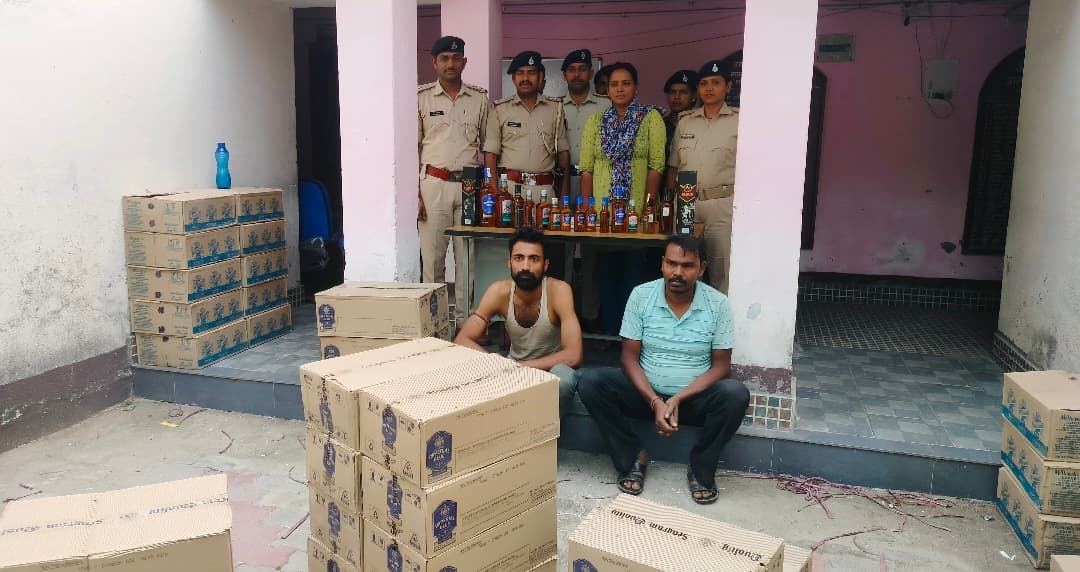 ट्रक के साथ 930 लीटर शराब जब्त, चालक व खलासी गिरफ्तार