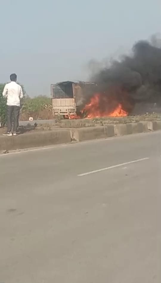 अफरा-तफरी : झारखंड की ओर से आ रहे ट्रक में लगी आग