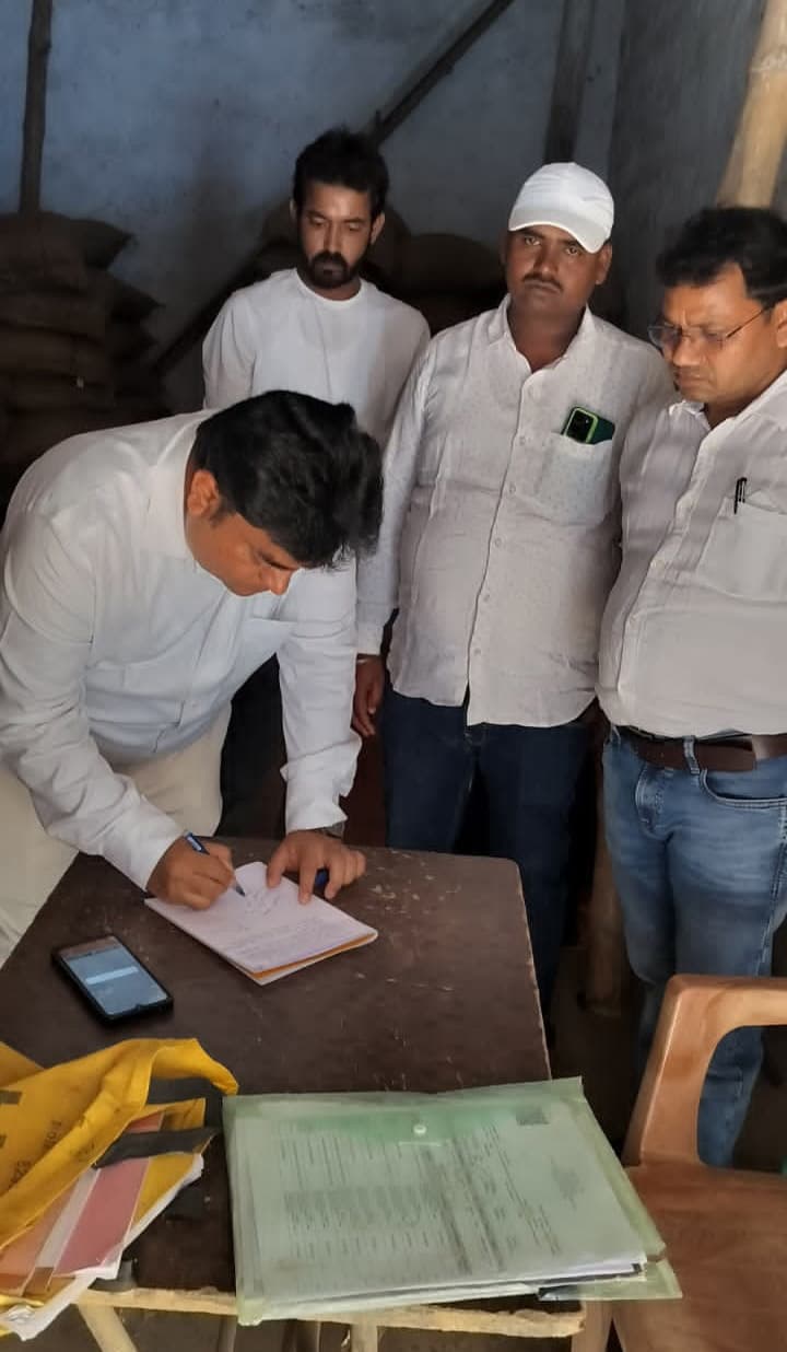 एसडीएम ने पीडीएस दुकानों का किया निरीक्षण