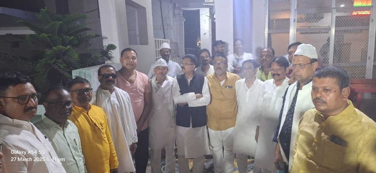 इफ्तार पार्टी में शामिल हुए लोग