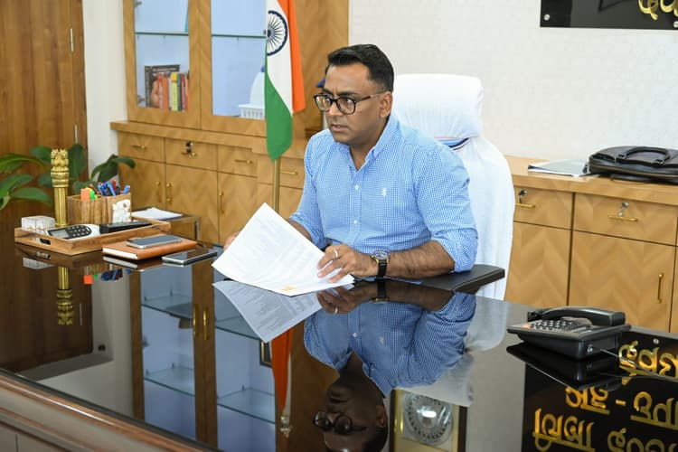 deoghar news : ब्लॉक, बैंक, पोस्ट ऑफिस, बीआरसी व सीएससी केंद्रों में बन रहा आधार कार्ड