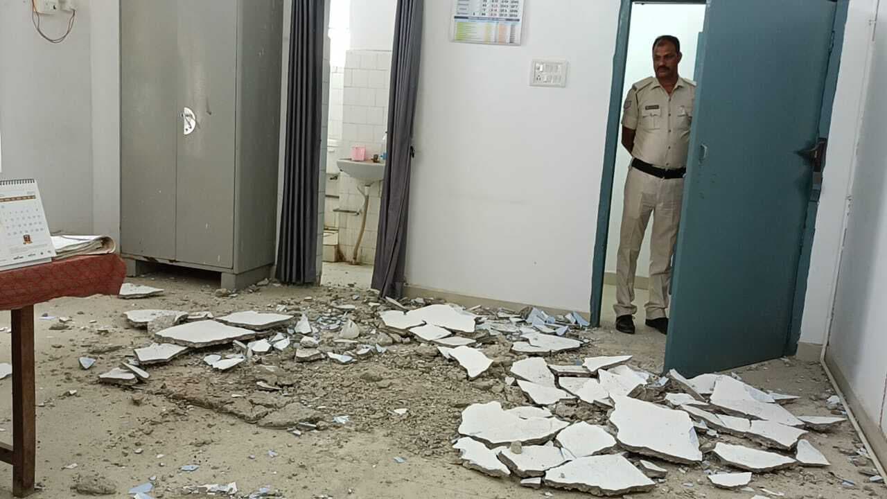 Aurangabad News : एडीजे सात के कोर्ट के छत का टूटा प्लास्टर