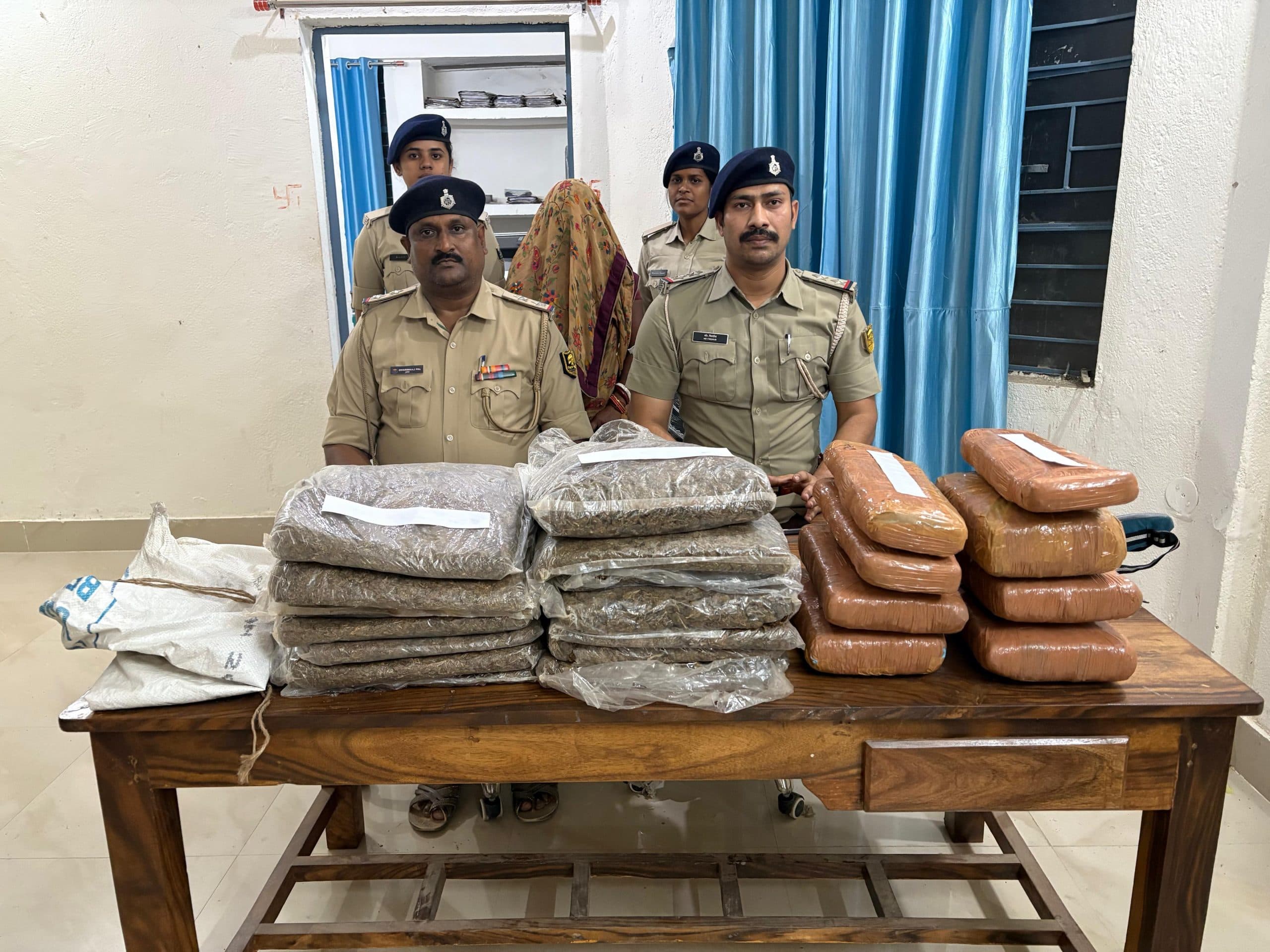 25 किलो गांजा के साथ महिला तश्कर गिरफ्तार