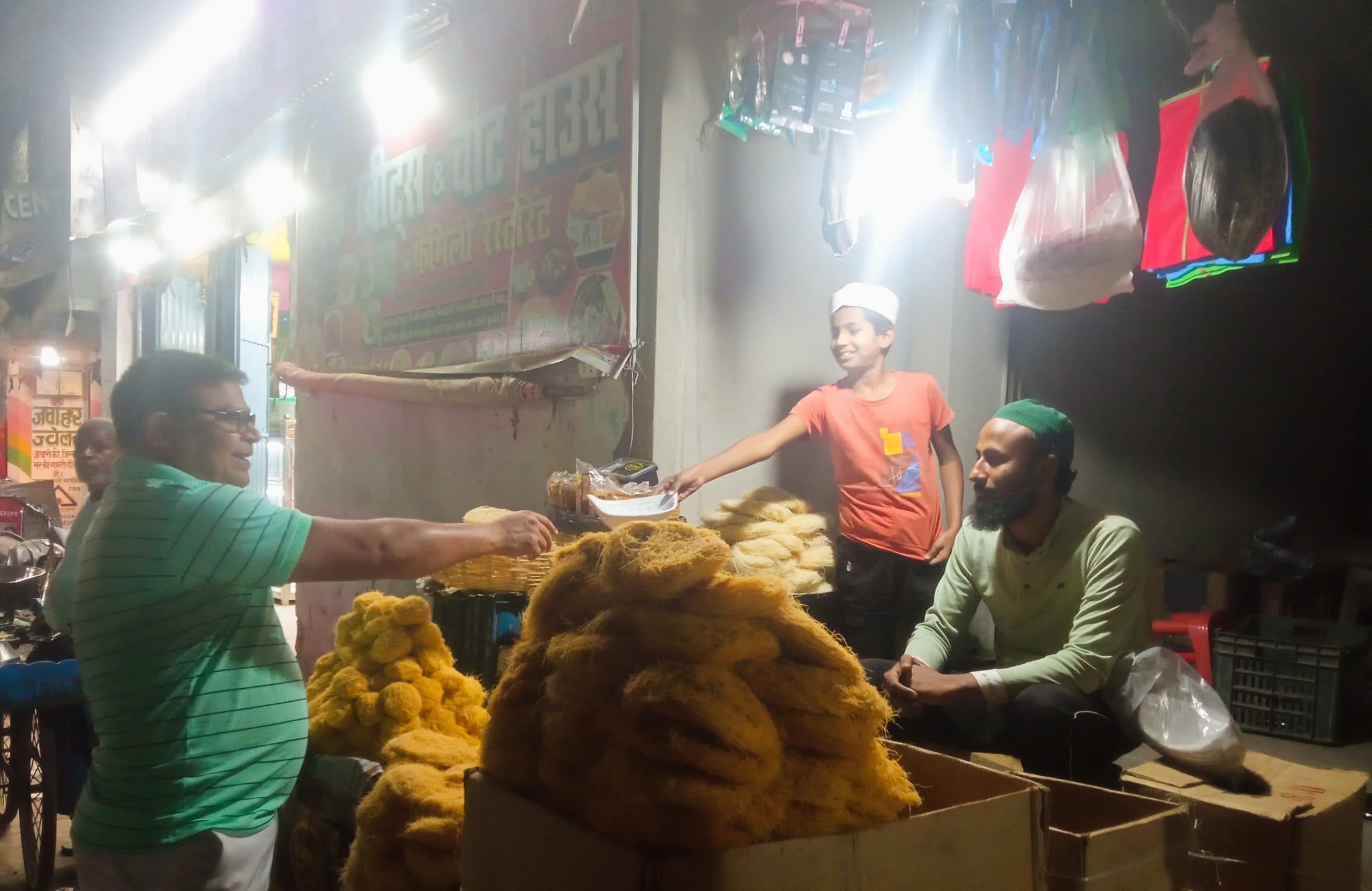 ईद पर्व की खरीदारी को लेकर बाजार में बढ़ी चहल-पहल