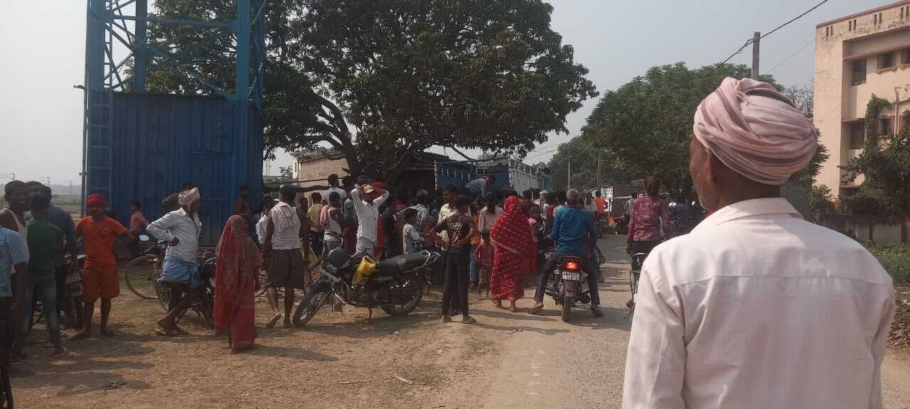 थाना से महज 500 मीटर के अंदर युवक का हत्या कर फेंका शव